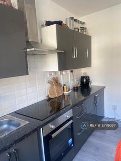 3 bedroom flat to rent, Elm Park, London, SW2