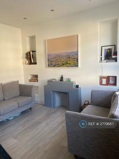 3 bedroom flat to rent, Elm Park, London, SW2