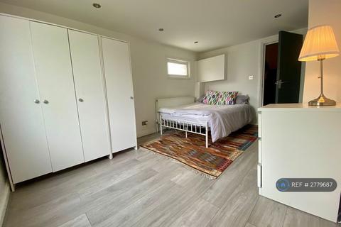 3 bedroom flat to rent, Elm Park, London, SW2