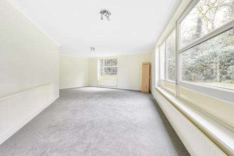 2 bedroom flat for sale, Heathside, Weybridge, KT13