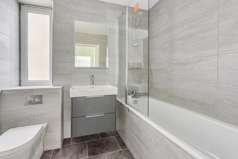 2 bedroom flat for sale, Heathside, Weybridge, KT13