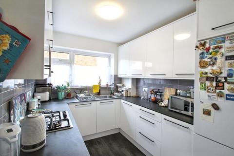 2 bedroom flat to rent, Snakes Lane West, Woodford Green, IG8