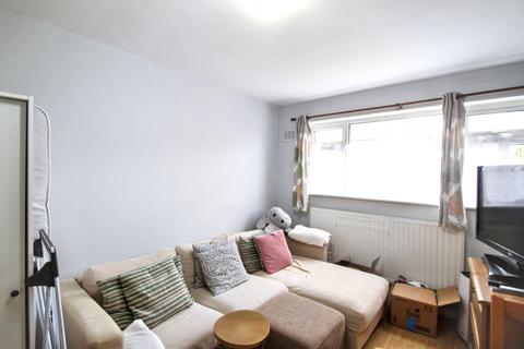 2 bedroom flat to rent, Snakes Lane West, Woodford Green, IG8