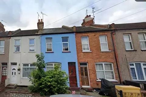 2 bedroom terraced house to rent, Station Avenue, Southend-on-Sea SS2