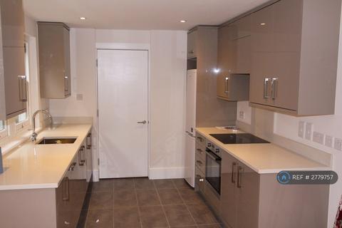 2 bedroom flat to rent, Elephant & Castle, London, SE11