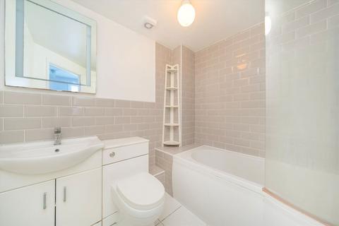 2 bedroom house to rent, Burghley Hall Close, London SW19