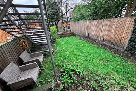 1 bedroom flat for sale, Hollybush Hill, London, E11