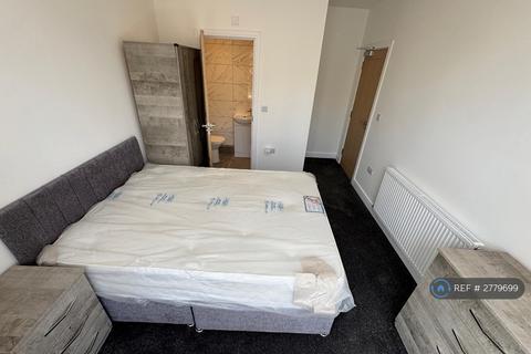 1 bedroom in a house share to rent, Rooth Street, Wednesbury, WS10