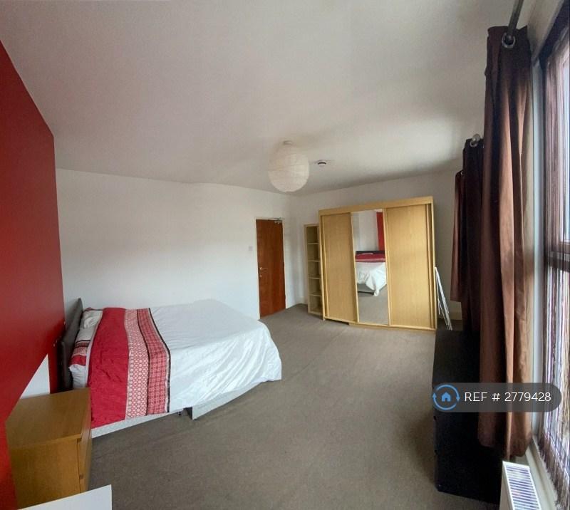 Large Double Bedroom Available 10th Feb