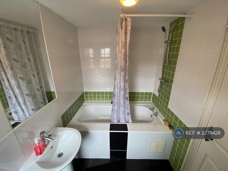 Shared Ground Floor Bathroom