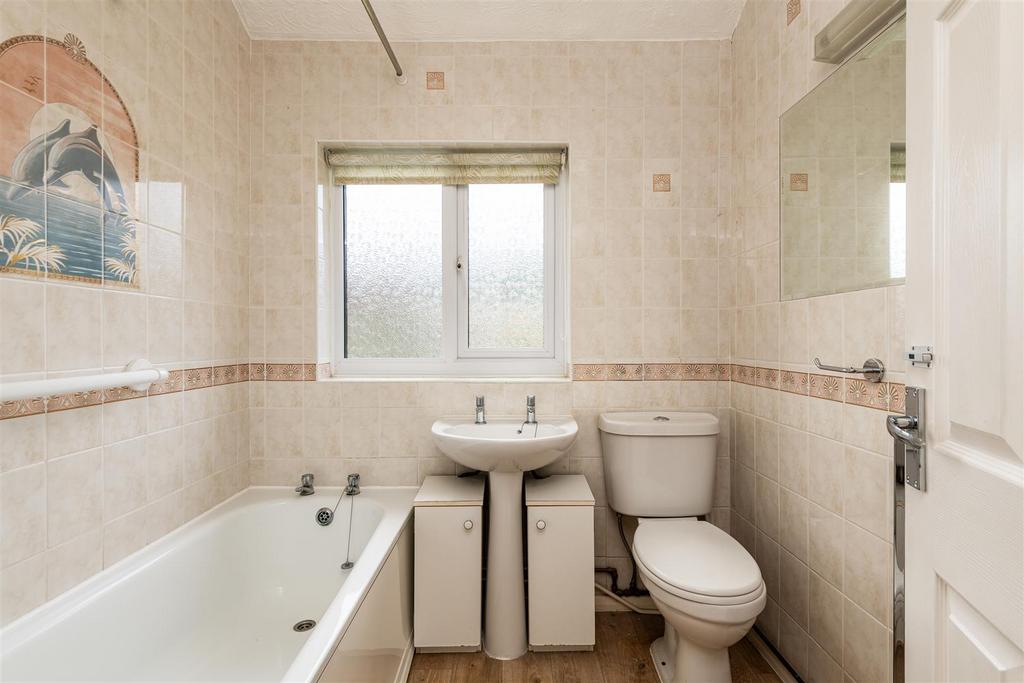 3 Horwood Close bathroom.jpg