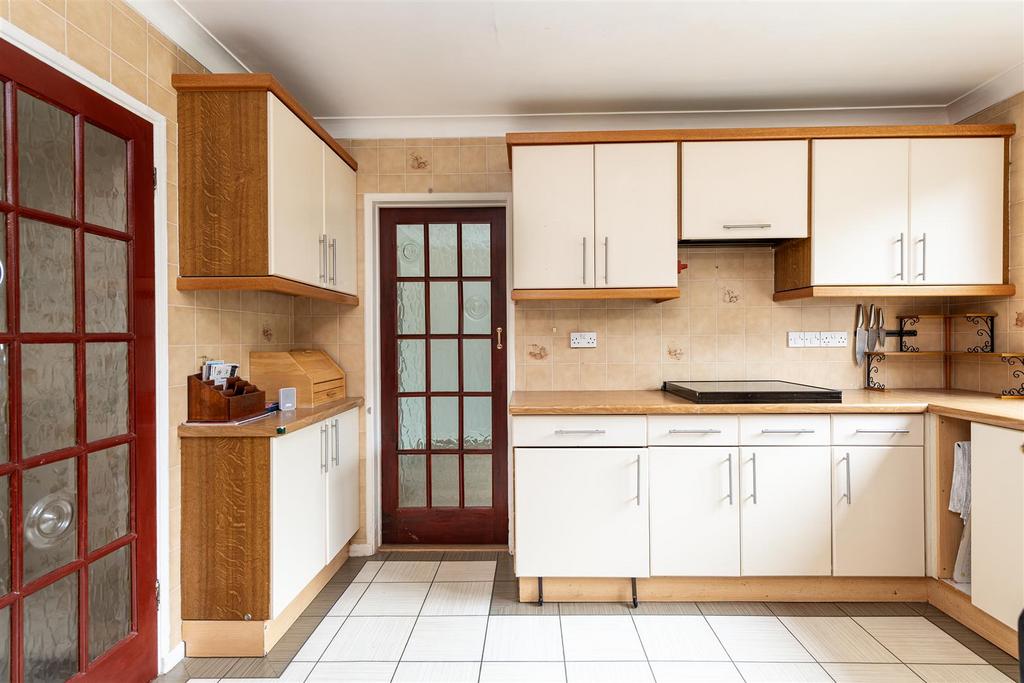 3 Horwood Close kitchen2.jpg