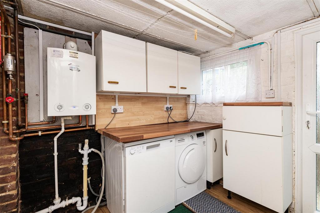 3 Horwood Close utility room.jpg