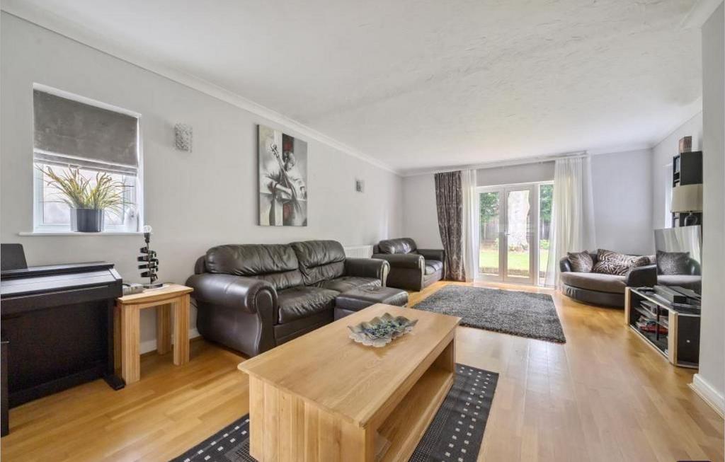Living Room.JPG