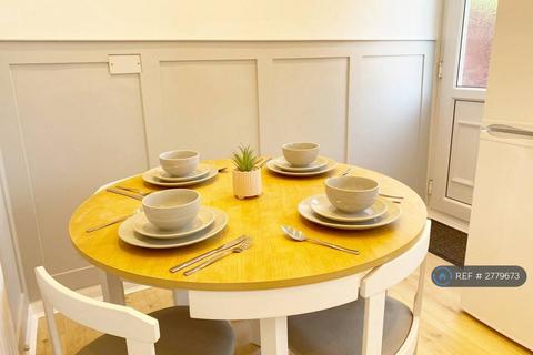 2 bedroom semi-detached house to rent, Bristol Road, Luton, LU3