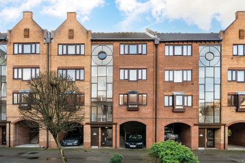 2 bedroom maisonette for sale, Amsterdam Road, London E14