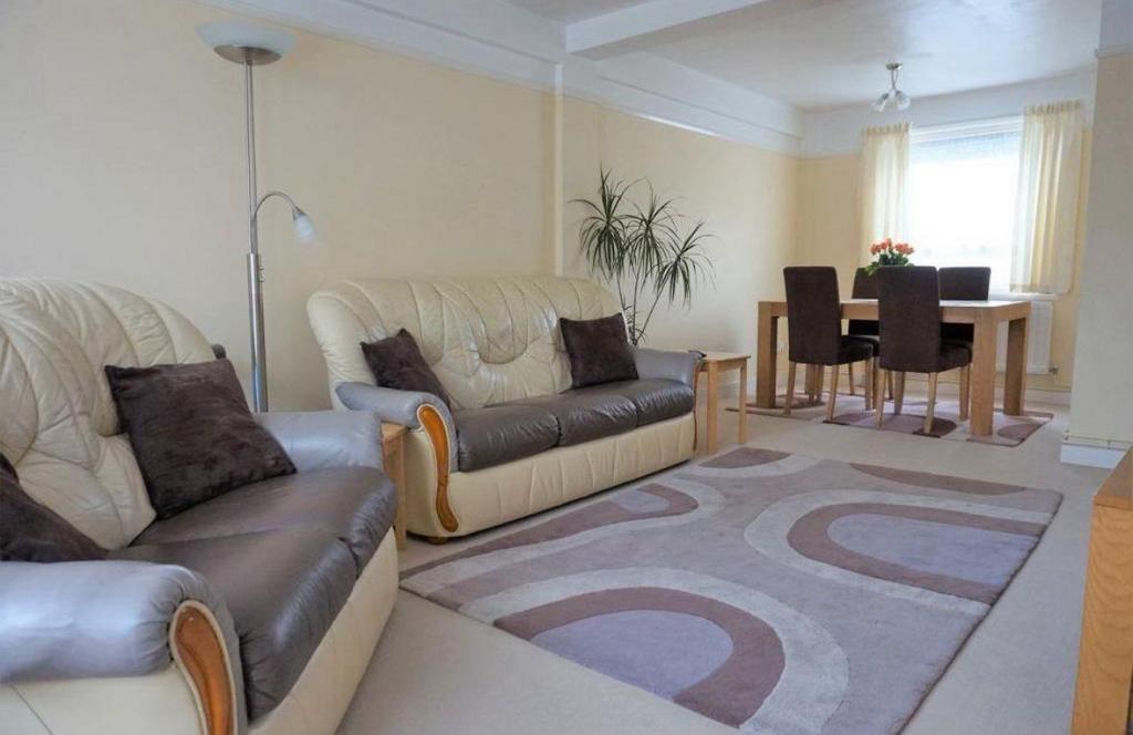 Lounge 2.jpg