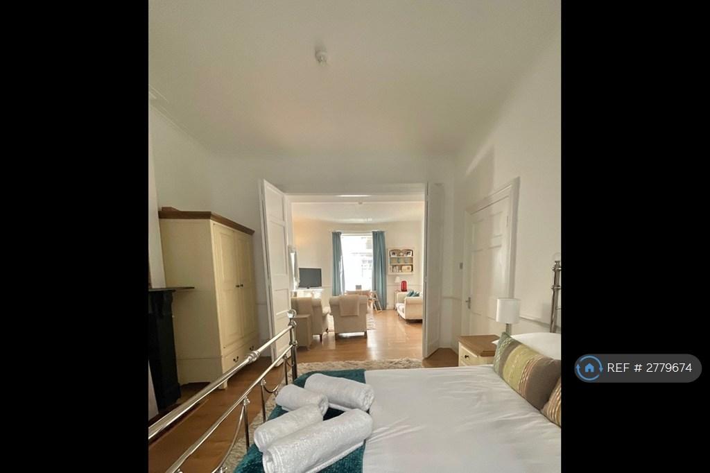Bedroom/ Lounge