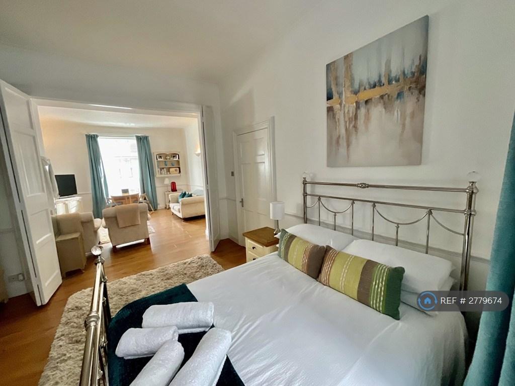 Bedroom/ Lounge