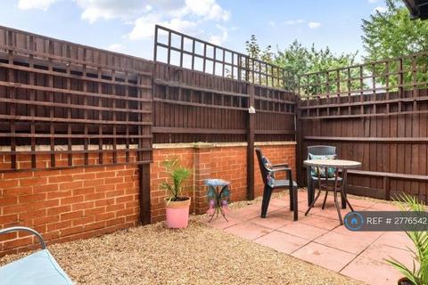 2 bedroom flat to rent, Grove Close, Slough, SL1
