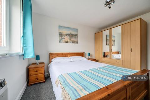 2 bedroom flat to rent, Grove Close, Slough, SL1