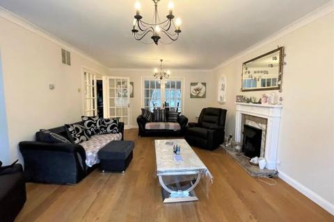 4 bedroom detached house to rent, Serviden Drive, Bromley BR1
