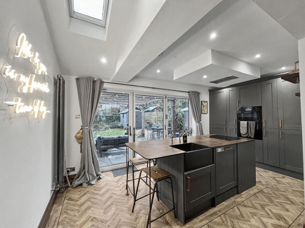 Eat-In-Kitchen