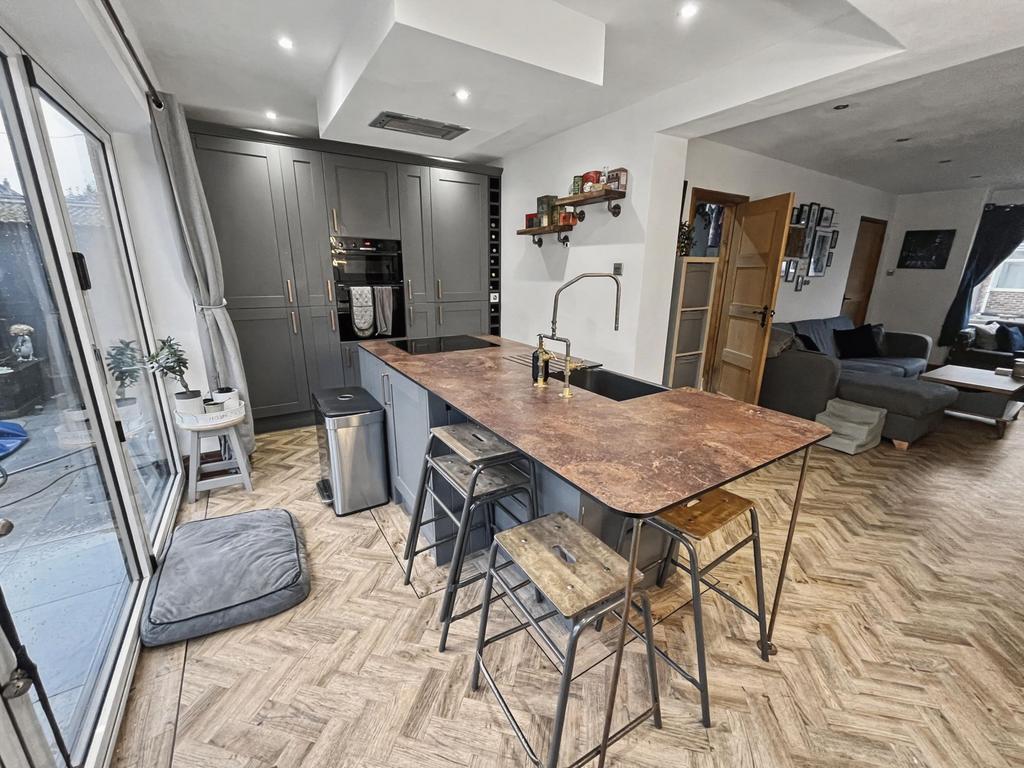 Eat-In-Kitchen