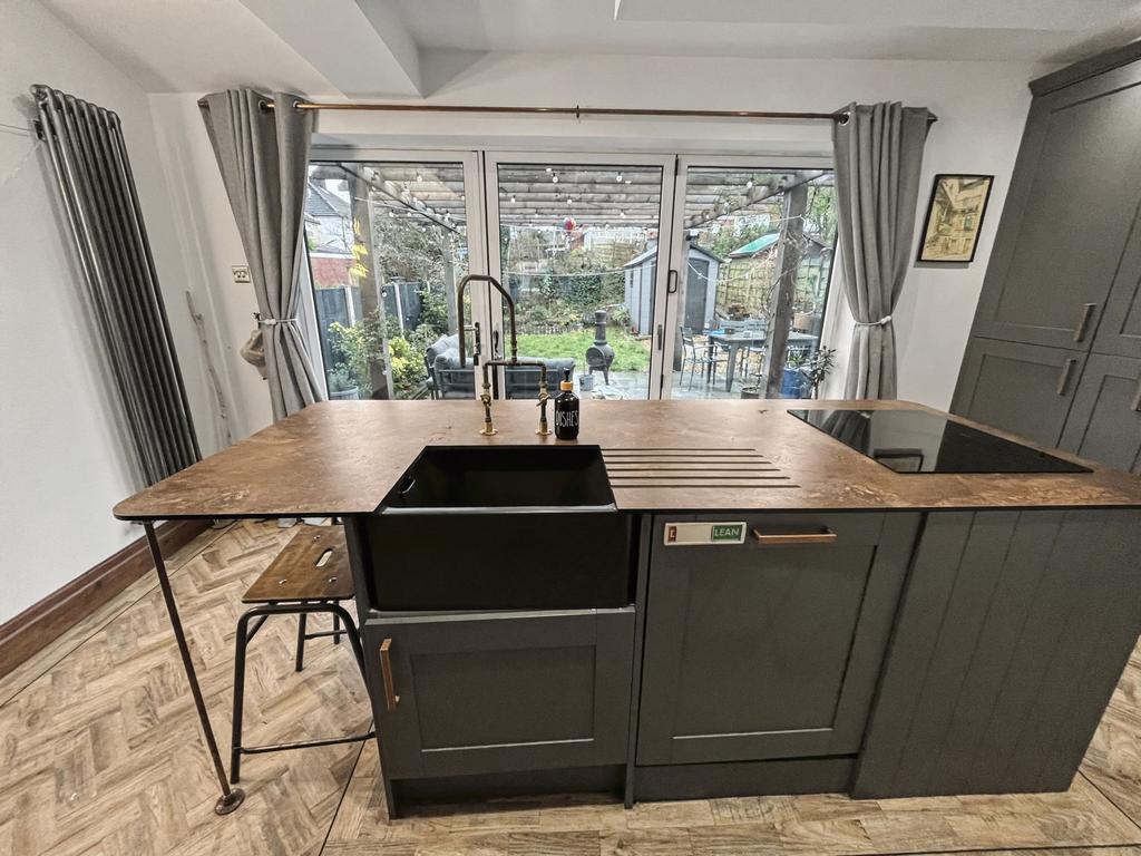 Eat-In-Kitchen