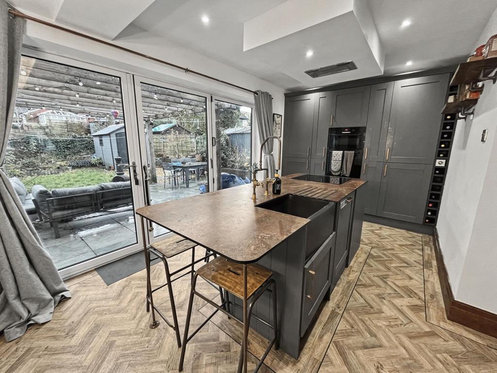 Eat-In-Kitchen