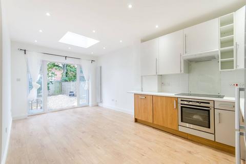 3 bedroom flat to rent, Larch Road, Cricklewood, London, NW2