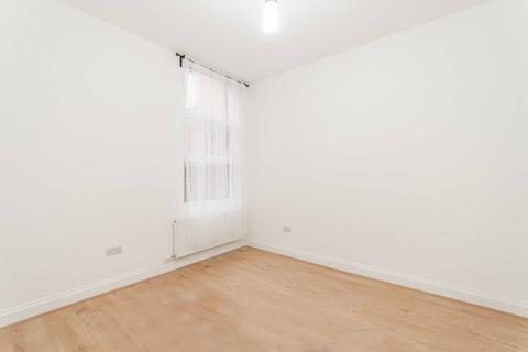 3 bedroom flat to rent, Larch Road, Cricklewood, London, NW2