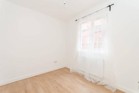 3 bedroom flat to rent, Larch Road, Cricklewood, London, NW2