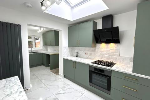 2 bedroom bungalow to rent, St. Christopher Close, West Bromwich, West Midlands, B70