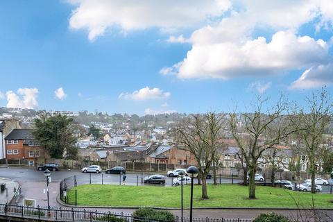 2 bedroom apartment for sale, Overhill Road, London