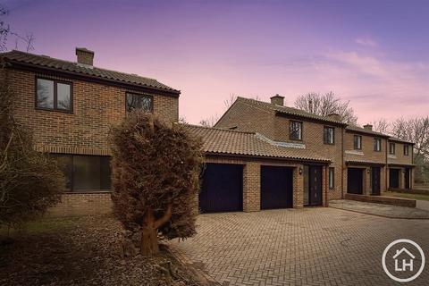 3 bedroom link detached house for sale, Beaumont Davey Close, Faversham