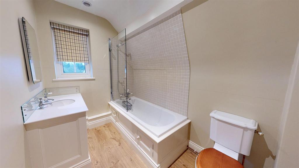 Luciefelde Road, 11, Bathroom.jpg