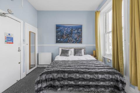 Studio to rent, Castletown Road, London, W14