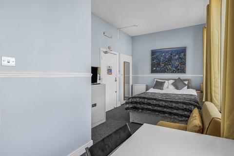 Studio to rent, Castletown Road, London, W14