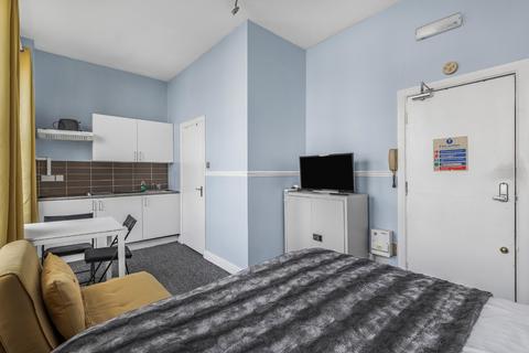 Studio to rent, Castletown Road, London, W14