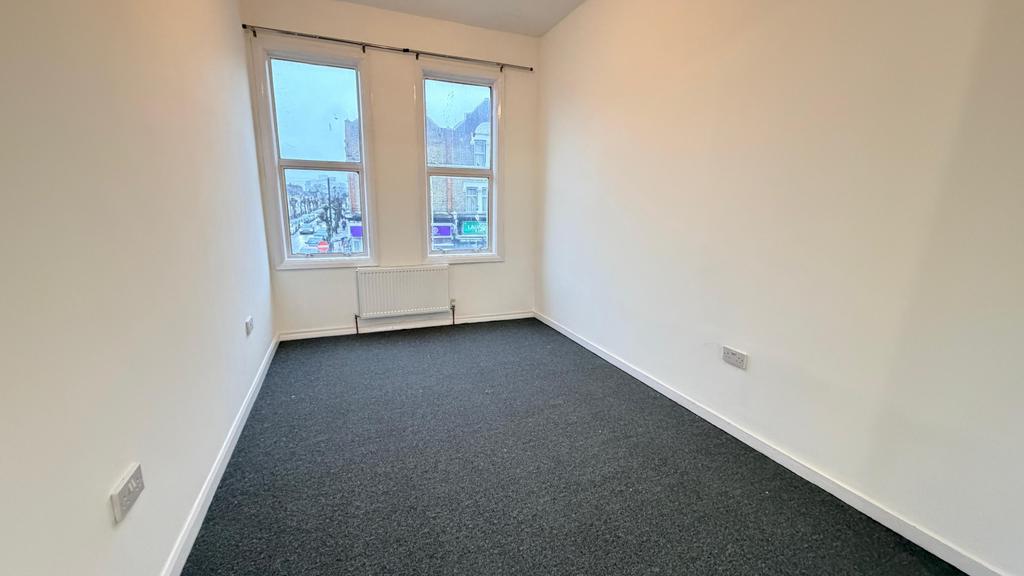 3 bed flat to rent Upton Lane, London E7