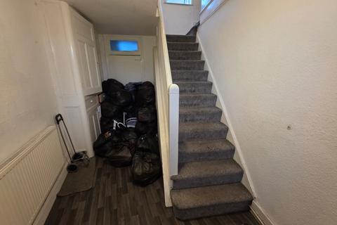 2 bedroom flat to rent, Grange Avenue, Luton, Bedfordshire