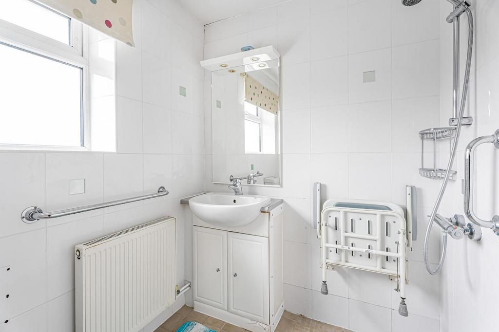 BATHROOM / WETROOM (pic 2)