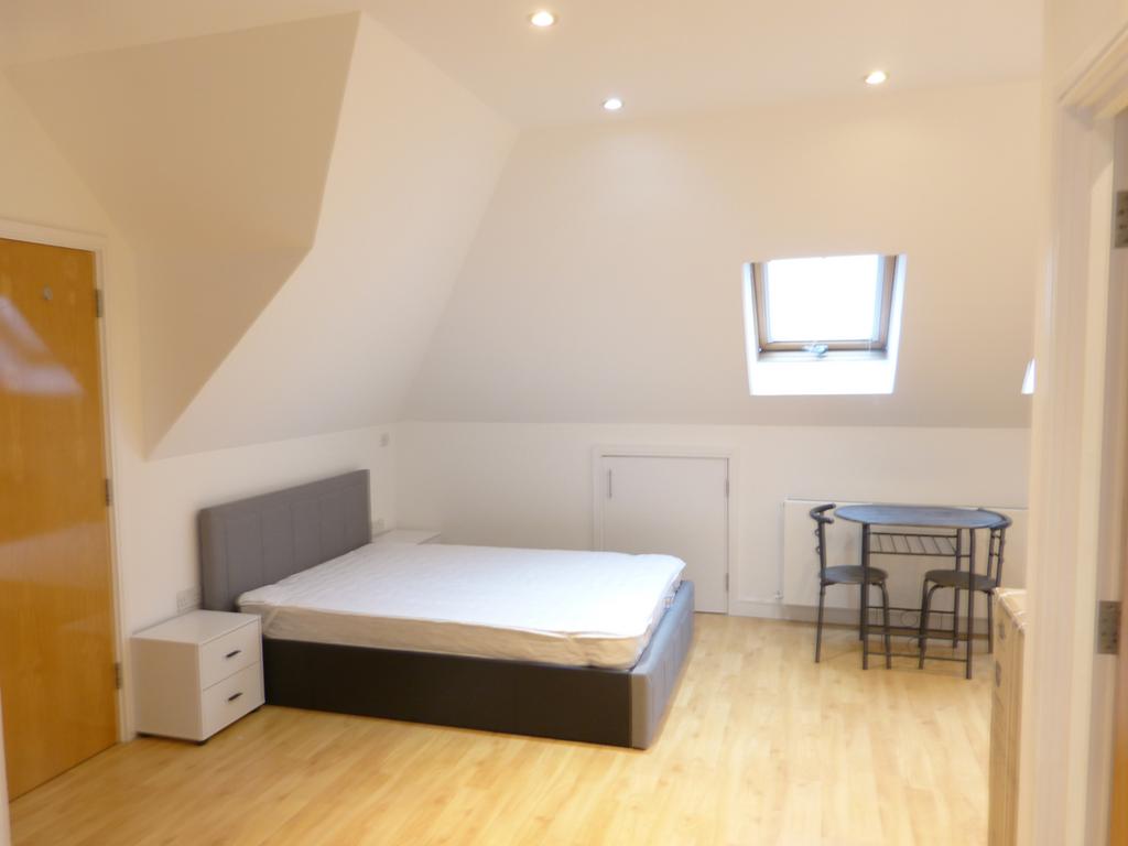 Studio to let in Hendon Central