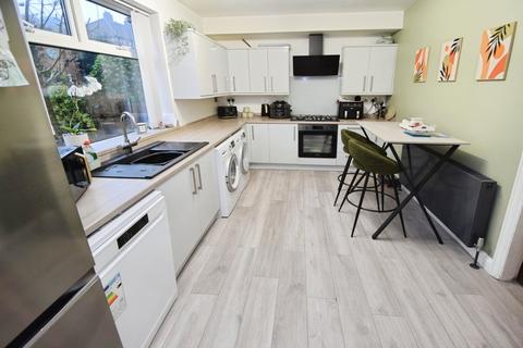 2 bedroom semi-detached house for sale, Lynden Avenue, Bradford BD18