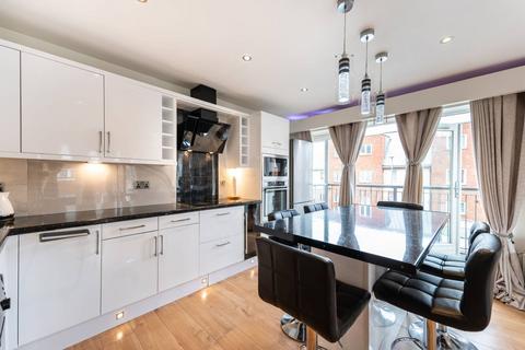 2 bedroom flat to rent, King George Crescent, Wembley, HA0