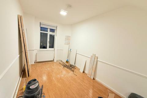 4 bedroom terraced house to rent, Bushway, Dagenham RM8