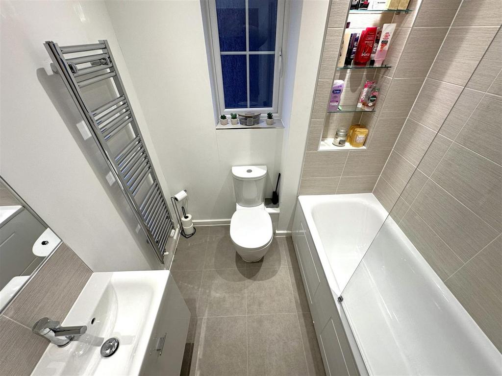 Family Bathroom 218