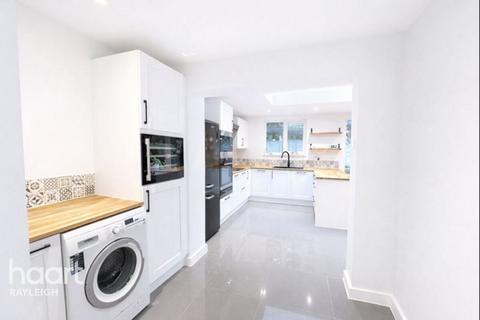 3 bedroom semi-detached house to rent, Kingsley Crescent, BENFLEET