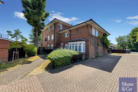 2 bedroom flat for sale, Staines Road, Hounslow TW4